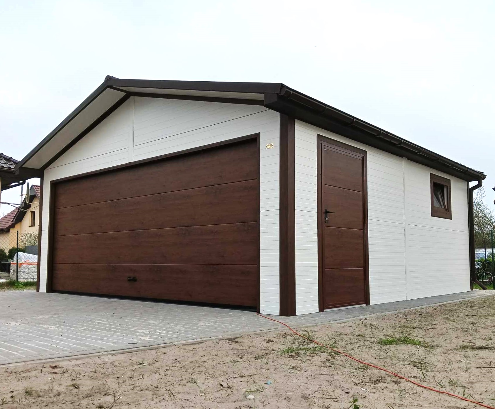 Garaże ocieplane z płyty warstwowej
