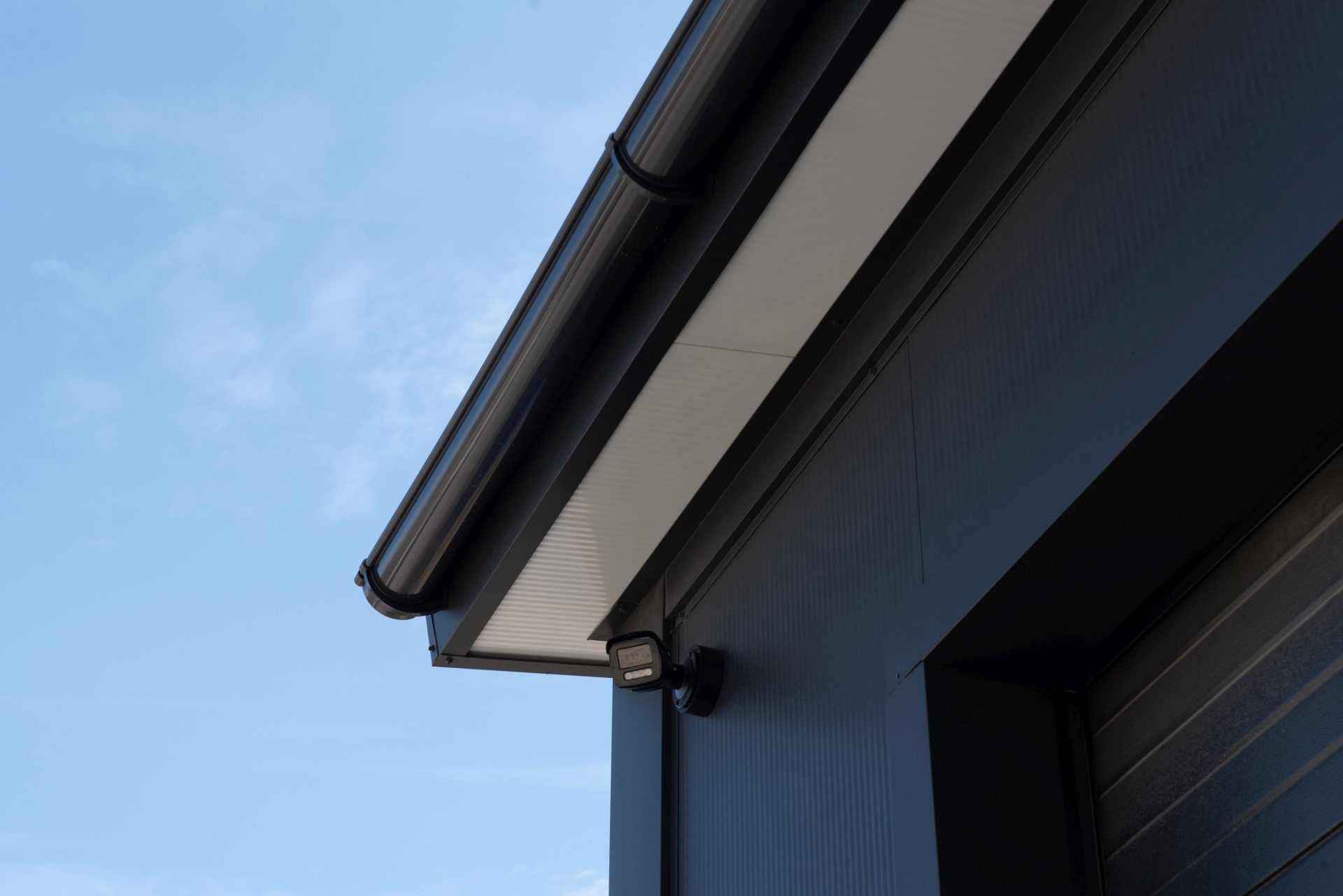 Mocowanie rynny do garażu blaszanego – praktyczny poradnik krok po kroku